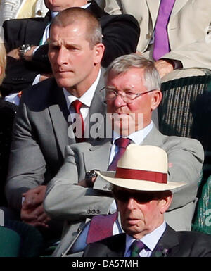 Il torneo di Wimbledon, Londra, Regno Unito. 03 Luglio, 2013. Giorno Nove del Wimbledon Tennis Championships 2013 tenutosi presso il All England Lawn Tennis e Croquet Club di Londra, Inghilterra, Regno Unito. L-R il sir Alex Ferguson ex Manager del Manchester United e dietro di lui Stuart Lancaster Head Coach di Inghilterra Rugby orologi della partita nel Royal Box durante i quarti di finale del Mens singles Credit: Azione Plus immagini di sport/Alamy Live News Foto Stock