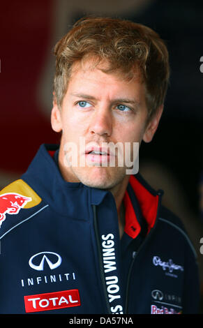 Nuerburgring, Nuerburg. 04 Luglio, 2013. Tedesco di Formula Uno pilota Sebastian Vettel della Red Bull visto presso il paddock di gara di F1 via del Nuerburgring, Nuerburg, 04 luglio 2013. Il Gran Premio di Formula Uno di Germania avrà luogo il 07 luglio 2013. Foto: Jens Buettner/dpa/Alamy Live News Foto Stock