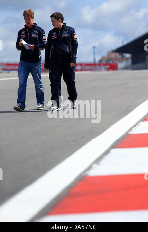 Nuerburgring, Nuerburg. 04 Luglio, 2013. Tedesco di Formula Uno pilota Sebastian Vettel (L) di Red Bull e la sua performance engineer, British Tim Maylon, camminare per la via alla gara di F1 via del Nuerburgring, Nuerburg, 04 luglio 2013. Il Gran Premio di Formula Uno di Germania avrà luogo il 07 di luglio 2013. Foto: Jens Buettner/dpa/Alamy Live News Foto Stock