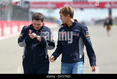 Nuerburgring, Nuerburg. 04 Luglio, 2013. Tedesco di Formula Uno pilota Sebastian Vettel (R) di Red Bull e la sua performance engineer, British Tim Maylon, camminare per la via alla gara di F1 via del Nuerburgring, Nuerburg, 04 luglio 2013. Il Gran Premio di Formula Uno di Germania avrà luogo il 07 di luglio 2013. Foto: Jens Buettner/dpa/Alamy Live News Foto Stock