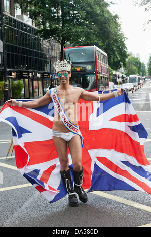 Inghilterra, Londra, l annuale Gay Pride Parade, partecipante vestito in Unione Jack Foto Stock