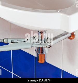 Fissaggio Sifone lavello mediante il tubo-chiave Foto Stock