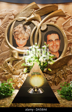 Inghilterra, London Knightsbridge, Harrods, la Principessa Diana e Dodi Al Fayed fontana commemorativa Foto Stock