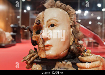 Inghilterra, Londra Euston, il Benvenuto Museo raccolta, XVIII secolo Vanitas Mask Foto Stock