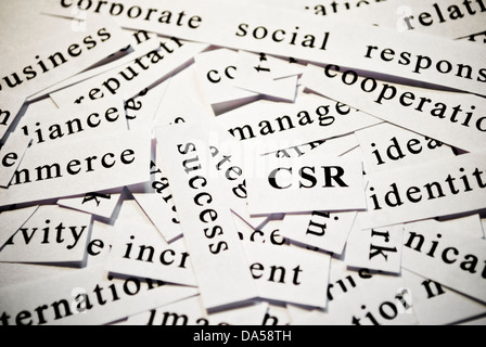 CSR o responsabilità sociale delle imprese. Concetto di taglio-fuori parole correlate con le attività. Foto Stock