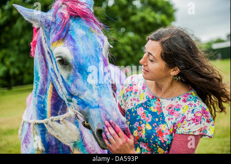 Londra, Regno Unito. 04 Luglio, 2013. Transat Dreams è in fase di lancio in vista del prossimo British Summertime in Hyde Park serie di concerti. Pegasus (basato su Ronnie Wood del dipinto con lo stesso nome) è uno dei è uno dei 20 nuovi progetti da parte di persone tra cui Harry Enfield (ciao anatre), Miranda Richardson (blu con uccello), Julia Bradbury (Bee strisce), prendere che Howard Donald (arcobaleno mani), Chris Beardshaw e Michael Craig-Martin (Rosa banane). Pegasus è stato riportato in vita da Tetua chi era dipinto a mano per l'occasione dalla signora nell'immagine. Foto Stock