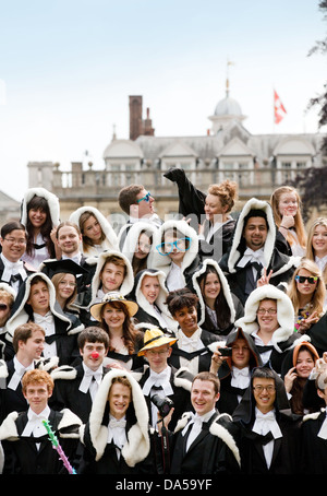 Università di Cambridge gli studenti cerimonia di laurea sul giorno di graduazione, Clare College di Cambridge University gli studenti laureandosi, England Regno Unito Foto Stock