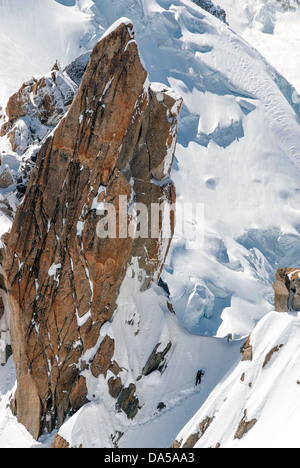 Gli alpinisti su Arete de Cosmétiques, sulle Alpi francesi, Chamonix Mont Blanc e Aiguille du Midi Foto Stock