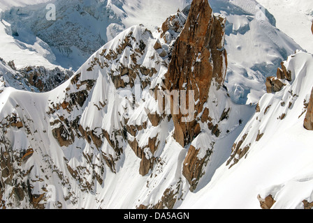 Gli alpinisti su Arete de Cosmétiques, sulle Alpi francesi, Chamonix Mont Blanc e Aiguille du Midi Foto Stock