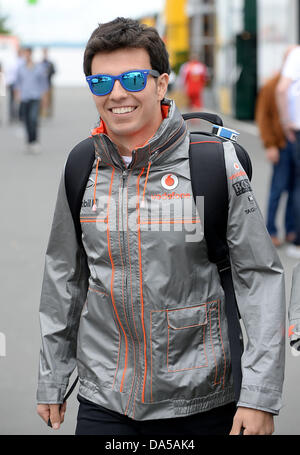 Nuerburgring, Nuerburg. 04 Luglio, 2013. Mexican driver di Formula Uno Sergio Perez della McLaren Mercedes arriva al Nuerburgring, Nuerburg, Germania, 4 luglio 2013. Il Gran Premio di Formula Uno di Germania avrà luogo il 7 luglio. Foto: Peter Steffen/dpa/Alamy Live News Foto Stock