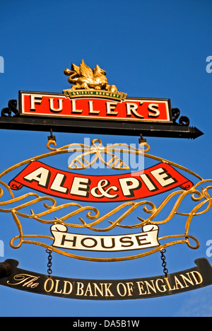 Gualchiere brewery public house segno per la vecchia banca di Inghilterra pub, contro un cielo blu nel centro di Londra. Foto Stock