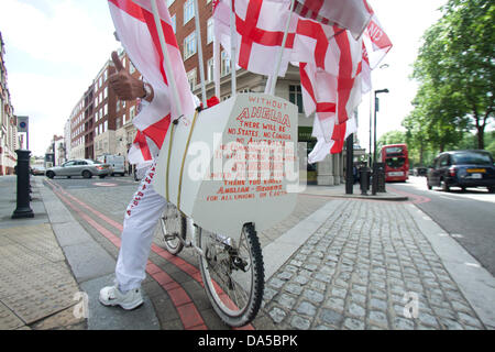 Londra, Regno Unito. 04 Luglio, 2013. Un uomo chiama se stesso Anglian George corre con le bandiere di St George attaccata alla sua bicicletta desiderosi di noi un felice il 4 luglio il giorno di indipendenza. Anglian George ritiene che senza Anglia USA, Australia e Canada non sarebbe stata formata Credito: amer ghazzal/Alamy Live News Foto Stock