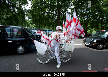 Londra, Regno Unito. 04 Luglio, 2013. Un uomo chiama se stesso Anglian George corre con le bandiere di St George attaccata alla sua bicicletta desiderosi di noi un felice il 4 luglio il giorno di indipendenza. Anglian George ritiene che senza Anglia USA, Australia e Canada non sarebbe stata formata Credito: amer ghazzal/Alamy Live News Foto Stock