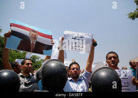 Il Cairo, il Cairo, Egitto. 4 Luglio, 2013. I sostenitori del deposto presidente Mohamed Morsi raccogliere al di fuori della Corte suprema costituzionale dove Adli Mansour, il capo d'Egitto la più alta corte, ha prestato giuramento come l'Egitto il presidente ad interim, al Cairo, Egitto, 04 luglio 2013. Mansour ha prestato giuramento dinanzi alla Corte suprema costituzionale. Mansour è di tenere il montante fino all'inizio di elezioni presidenziali. Non è stata ancora fissata una data per una fresca sondaggi Credito: Ahmed Asad/immagini APA/ZUMAPRESS.com/Alamy Live News Foto Stock