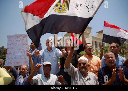 Il Cairo, il Cairo, Egitto. 4 Luglio, 2013. Gli avversari del deposto presidente Mohamed Morsi raccogliere al di fuori della Corte suprema costituzionale dove Adli Mansour, il capo d'Egitto la più alta corte, ha prestato giuramento come l'Egitto il presidente ad interim, al Cairo, Egitto, 04 luglio 2013. Mansour ha prestato giuramento dinanzi alla Corte suprema costituzionale. Mansour è di tenere il montante fino all'inizio di elezioni presidenziali. Non è stata ancora fissata una data per una fresca sondaggi Credito: Ahmed Asad/immagini APA/ZUMAPRESS.com/Alamy Live News Foto Stock