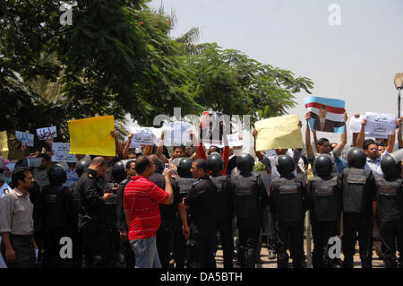 Il Cairo, il Cairo, Egitto. 4 Luglio, 2013. I sostenitori del deposto presidente Mohamed Morsi raccogliere al di fuori della Corte suprema costituzionale dove Adli Mansour, il capo d'Egitto la più alta corte, ha prestato giuramento come l'Egitto il presidente ad interim, al Cairo, Egitto, 04 luglio 2013. Mansour ha prestato giuramento dinanzi alla Corte suprema costituzionale. Mansour è di tenere il montante fino all'inizio di elezioni presidenziali. Non è stata ancora fissata una data per una fresca sondaggi Credito: Ahmed Asad/immagini APA/ZUMAPRESS.com/Alamy Live News Foto Stock