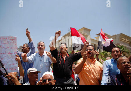 Il Cairo, il Cairo, Egitto. 4 Luglio, 2013. Gli avversari del deposto presidente Mohamed Morsi raccogliere al di fuori della Corte suprema costituzionale dove Adli Mansour, il capo d'Egitto la più alta corte, ha prestato giuramento come l'Egitto il presidente ad interim, al Cairo, Egitto, 04 luglio 2013. Mansour ha prestato giuramento dinanzi alla Corte suprema costituzionale. Mansour è di tenere il montante fino all'inizio di elezioni presidenziali. Non è stata ancora fissata una data per una fresca sondaggi Credito: Ahmed Asad/immagini APA/ZUMAPRESS.com/Alamy Live News Foto Stock