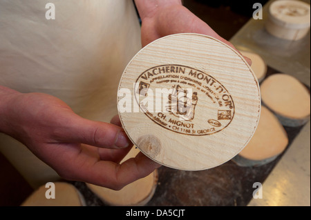 La Svizzera, Europa, Vaud, Saint George, cibo, formaggio, la tradizione, la fabbrica di formaggio, artigianato, AOC, Vacherin Mont-d'Or, il latte prodotto, Foto Stock