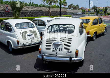 Sede 600 auto d'epoca parcheggiata in corrispondenza di una stazione di benzina in Alcala, Tenerife, Isole Canarie, Spagna, Foto Stock