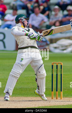 Worcester, Regno Unito. 4 luglio 2013. Australia Phillip Hughes evita un buttafuori durante il giorno tre del pre ceneri warm up gioco tra Australia e Worcestershire in Strada Nuova Terra sulla luglio 04, 2013 a Worcester, Inghilterra. (Foto di Mitchell Gunn/ESPA/Alamy Live News) Foto Stock