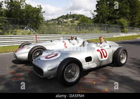 Dispensa - un handoutfile di Mercedes AMG Petronas datata 04 luglio 2013 mostra British pilota di Formula Uno Lewis Hamilton (L) e il pilota tedesco Nico Rosberg della Mercedes AMG Team seduti in Classic Silver frecce del Modello W 196 e W 154 al Nuerburgring in Nuerburg, Germania. Il Gran Premio di Formula Uno di Germania avviene il 07 luglio 2013. Foto: Mercedes AMG Petronas (ATTENZIONE: per solo uso editoriale / OBBLIGATORIO DI CREDITO) Foto Stock