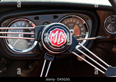 un logo di automobile mg sul volante di un'automobile di classe mg uk Foto Stock