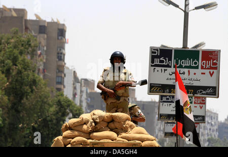 Il Cairo, il Cairo, Egitto. 4 Luglio, 2013. Esercito egiziano veicoli blindati e soldati di stanza sono visto vicino al palazzo presidenziale, un giorno dopo la destituzione del Presidente Mohamed morsi, al Cairo, Egitto, 04 luglio 2013. Adli Mansour, il capo d'Egitto la più alta Corte, era il 04 luglio giurato in Egitto il presidente ad interim. Mansour ha prestato giuramento dinanzi alla Corte suprema costituzionale, dopo la destituzione del Presidente islamista Mohamed Morsi dopo giorni di proteste massicce Credito: Ahmed Asad/immagini APA/ZUMAPRESS.com/Alamy Live News Foto Stock