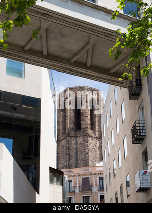 Contrasti architettonici - Santa Maria del Pi e negozi moderni La Rambla, Barcelona, Spagna 1 Foto Stock