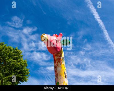 Bizzarro giraffa dipinta in un parco vicino al vecchio porto di Marsiglia, Francia 1 Foto Stock