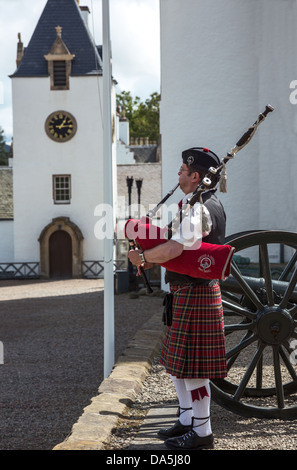 Europa Gran Bretagna, Scozia, Perthshire, Blair Atholl, un piper nel castello di Blair. Foto Stock