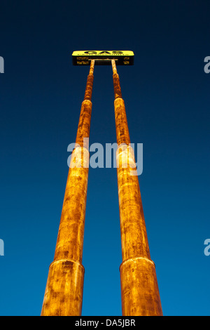 GIANT arrugginita vecchia stazione di gas segno Foto Stock