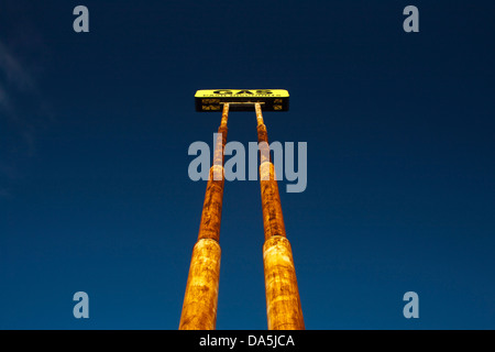 GIANT arrugginita vecchia stazione di gas segno Foto Stock