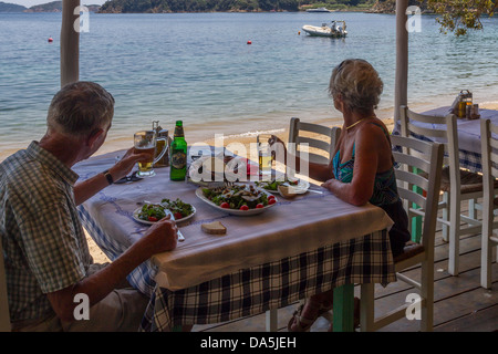 La Grecia, Sporadi, Skiathos, Sklithri, pranzo in riva al mare Foto Stock