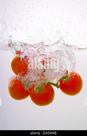 Pomodori schizzato in acqua Foto Stock