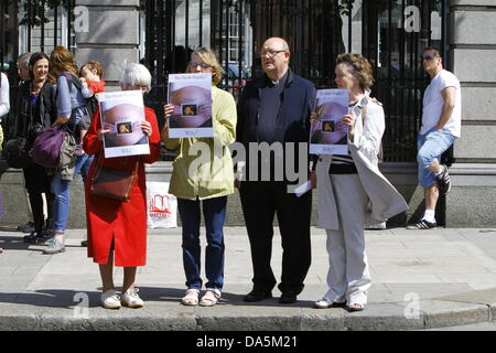 Dublino, Irlanda. 4 luglio 2013. Un piccolo numero di pro-vita protestavano fuori del Dail (parlamento irlandese) contro l'aborto legislazione che viene introdotto dal governo irlandese. Credito: Michael Debets/Alamy Live News Foto Stock