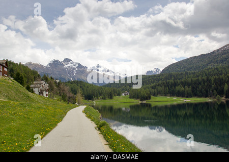 Il lago di San Moritz , Svizzera. percorso lungo la riva del lago Foto Stock