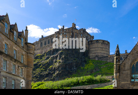 Europa Gran Bretagna, Scozia, Edimburgo, il Castello visto dalla zona di Grassmarket. Foto Stock