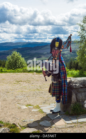 Europa Gran Bretagna, Scozia, Highlands, un lettore delle cornamuse nell'area Lochash vicino al castello di Eilean. Foto Stock