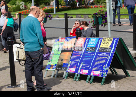 Windermere, Regno Unito. 04 Luglio, 2013. 4 luglio 2013 UK Meteo Bowness on Windermere Cumbria turisti il controllo di crociera volte a vela Credito: Shoosmith raccolta/Alamy Live News Foto Stock