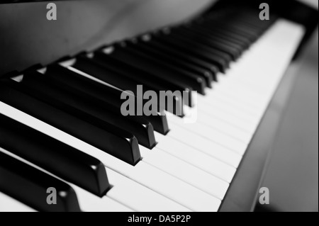 Il primo piano della chiave di pianoforte in bianco e nero. Foto Stock