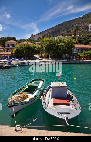 Barche di pescatori locali ormeggiata nel porto di Kalamos, Grecia Foto Stock