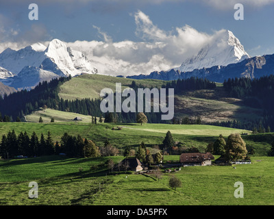 Alpi, agriturismo, agriturismo, paesaggio di montagna, Alpi Bernesi, Blappach, Emmental, house, casa chalet, sky, corte, cortile, il cantone di Berna, Foto Stock