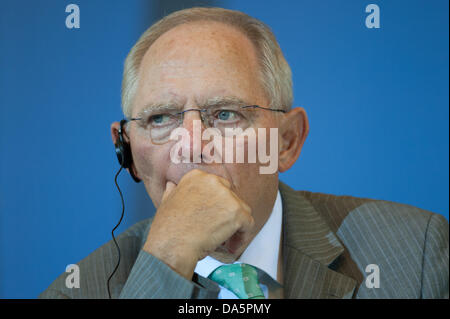 Berlino, Germania. 04 Luglio, 2013. Il Ministro tedesco delle finanze Wolfgang Schaeuble parla nel corso di una conferenza stampa tenutasi il giorno della firma di un accordo su un KfW-prestito globale in Spagna a Berlino, Germania, 04 luglio 2013. Foto: MAURIZIO GAMBARINI/dpa/Alamy Live News Foto Stock