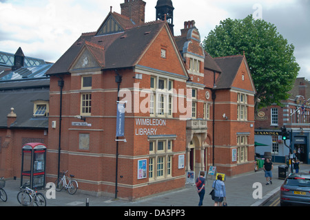 Street View di Wimbledon biblioteca, South London, England, Regno Unito, GB Foto Stock