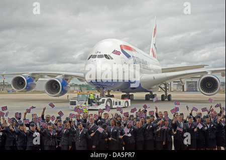 Personale British Airways salutare la compagnia aerea del primo Airbus A380 a Heathrow dopo vola in dalla fabbrica nel luglio 2013. Foto Stock