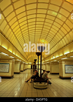 Interno della stazione della metropolitana di Gants Hill, London Borough of Redbridge, London, England, Regno Unito Foto Stock