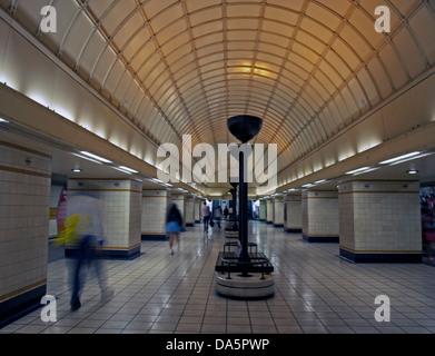 Interno della stazione della metropolitana di Gants Hill, London Borough of Redbridge, London, England, Regno Unito Foto Stock