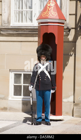 Copenhagen DANIMARCA UE uno dei Royal vita delle guardie nella casella di sentinella a guardia del Palazzo Amalienborg Foto Stock