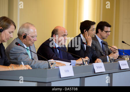 Berlino, Germania. Luglio 4rd 2013. Conferenza stampa con il Ministro delle finanze tedesco Wolfgang Schäuble, Ministro federale dell'economia il dottor Philipp Rösler e il suo omologo spagnolo Luis de Guindos e industria Ministro Jose Manuel Soria, è l'occasione della firma del 'Ricostruzione istituto di credito' prestito globale a favore della Spagna. Credito: Credito: Gonçalo Silva/Alamy Live News. Foto Stock