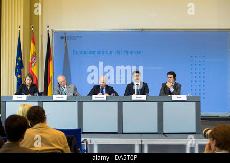 Berlino, Germania. Luglio 4rd 2013. Conferenza stampa con il Ministro delle finanze tedesco Wolfgang Schäuble, Ministro federale dell'economia il dottor Philipp Rösler e il suo omologo spagnolo Luis de Guindos e industria Ministro Jose Manuel Soria, è l'occasione della firma del 'Ricostruzione istituto di credito' prestito globale a favore della Spagna. Credito: Credito: Gonçalo Silva/Alamy Live News. Foto Stock